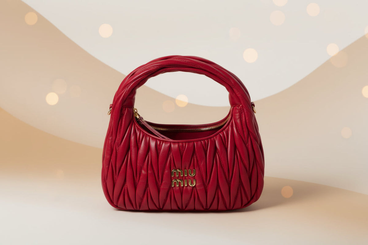 Miu Miu Wander hobo bag in white matelasse nappa leather with gold logo, twisted handle and removable strap
